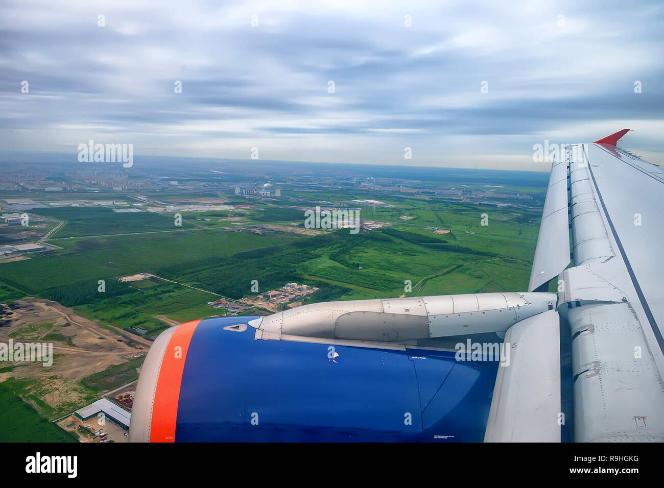 Skyscape della verde pianura visto dall aereo Foto Stock