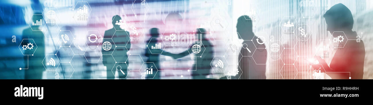La doppia esposizione dei supporti misti. Gli schemi e le icone sulla schermata di ologramma. La gente di affari e moderna città sullo sfondo. Sito web banner di intestazione. Foto Stock
