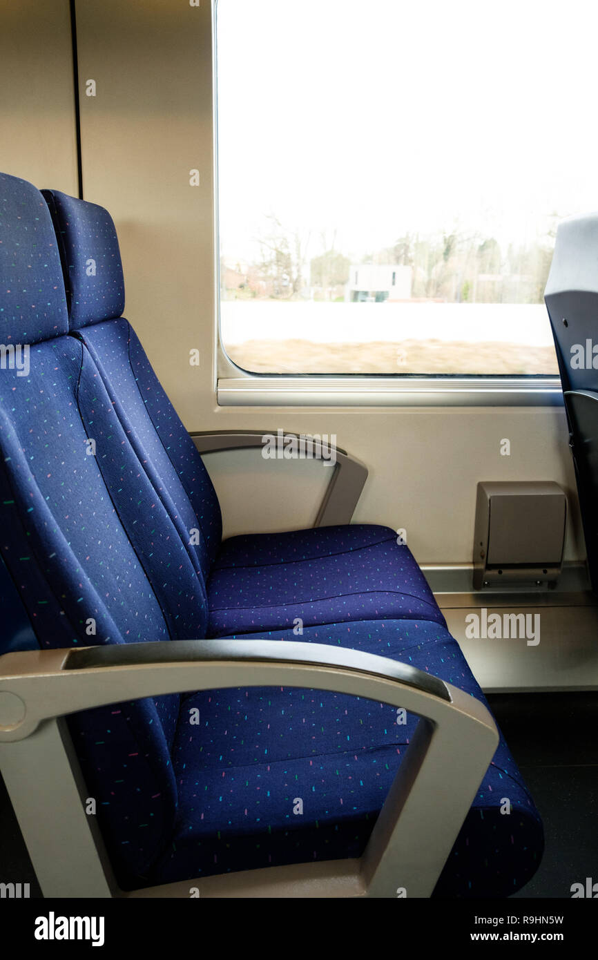 Due vuoti treno blu sedili, pubblica il concetto di viaggio Foto Stock