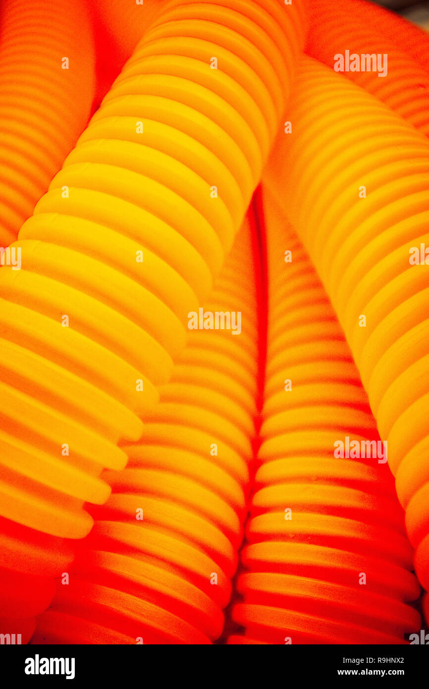 Arancione di tubi in materiale plastico Foto Stock