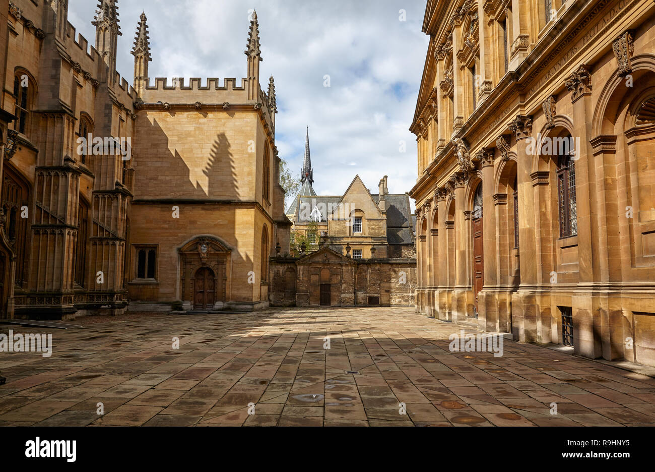 La vista del vecchio cantiere della Oxford University circondato da divinità scuola, il cancelliere della Corte, la Libreria di Bodleian e Sheldonian Theatre. Oxford. Foto Stock