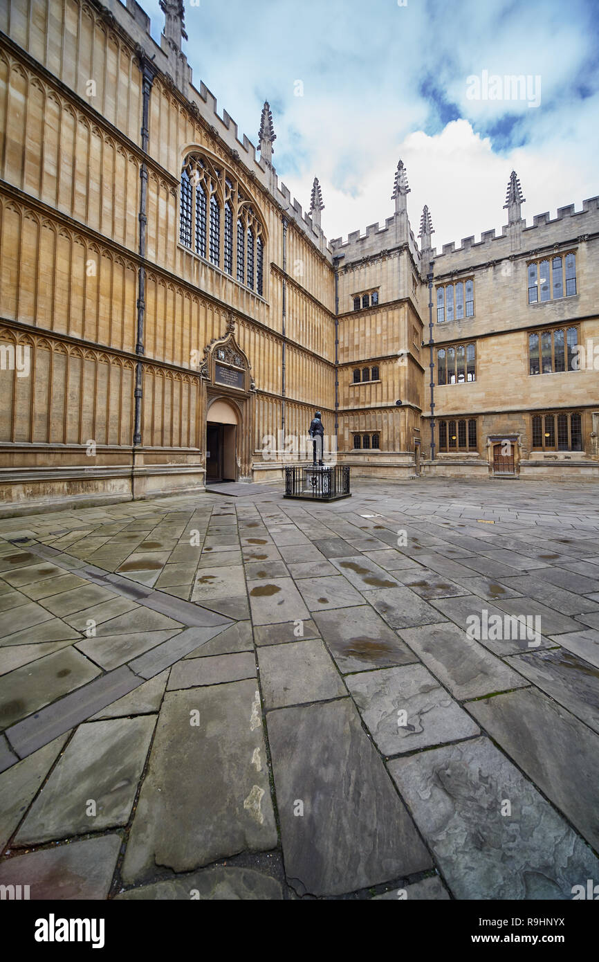 Le scuole del quadrangolo di biblioteca Bodleian, una delle più antiche biblioteche in Europa. Al di fuori dell'ingresso vi è la statua di William Herbert, terzo conte di Foto Stock