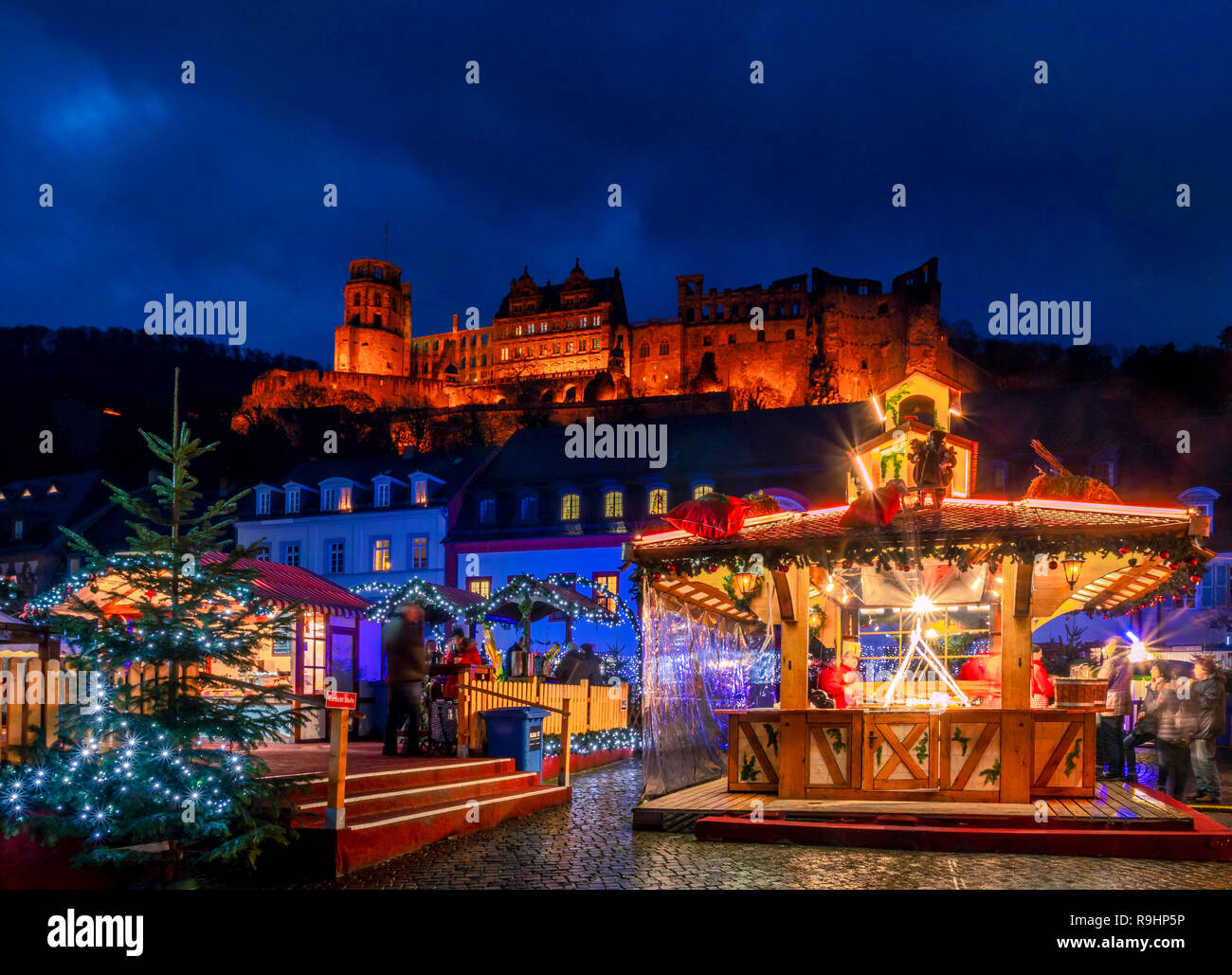 Mercatino di Natale a Karlsplatz nella città vecchia di Heidelberg, con il castello di Heidelberg, Heidelberg, Baden-Württemberg, Germania, Europa Foto Stock
