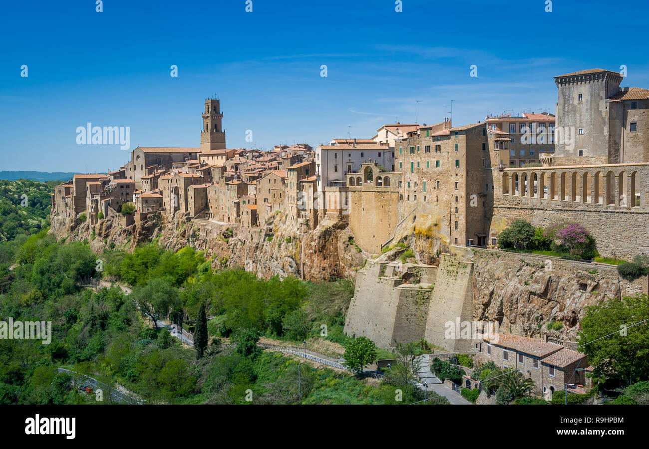 Pitigliano città vecchia vista panoramica con la fortezza di mura e la torre. Toscana, Italia Foto Stock