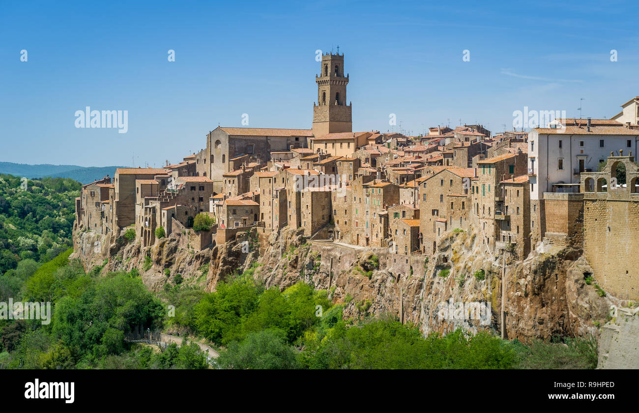 Vista panoramica di Pitigliano città vecchia nella fortezza sulla montagna. Toscana, Italia. Foto Stock