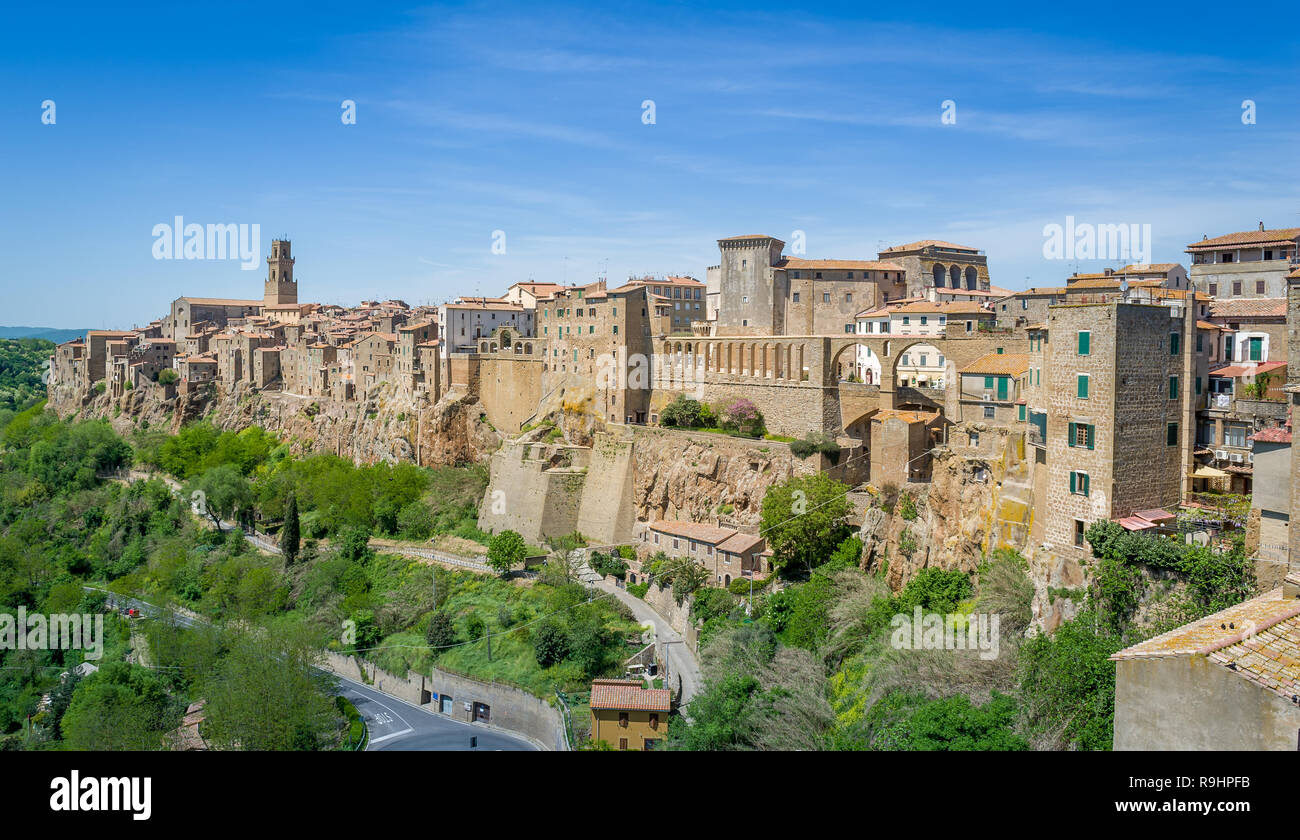 Serrpentine strada per la città di Pitigliano, Italia. Provincia di Grosseto. Foto Stock