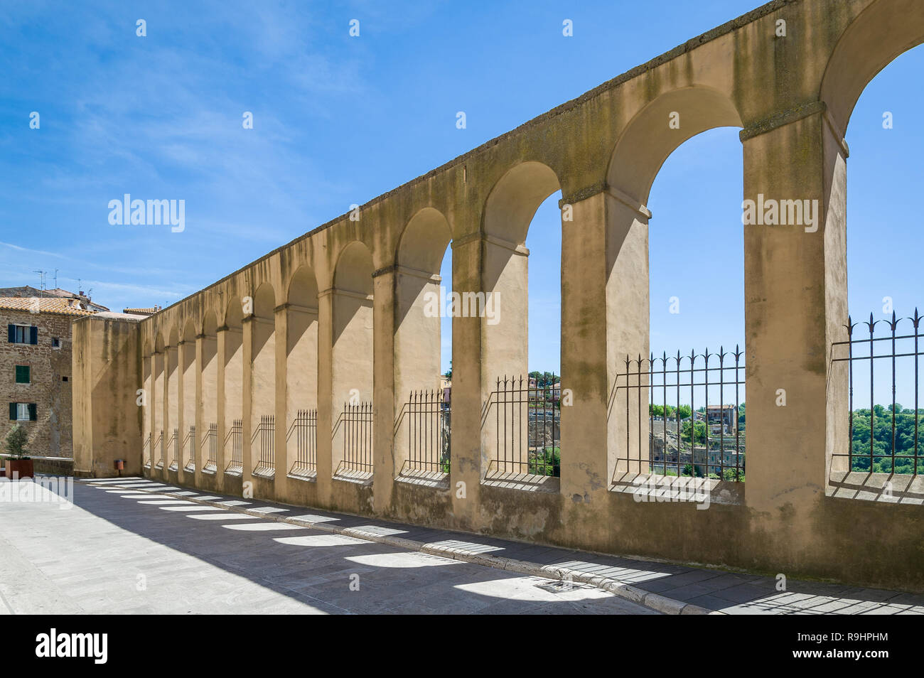 La parete ad arco della fortezza di Pitigliano - punto di riferimento di viaggio della Toscana. Provincia di Grosseto, Italia. Foto Stock