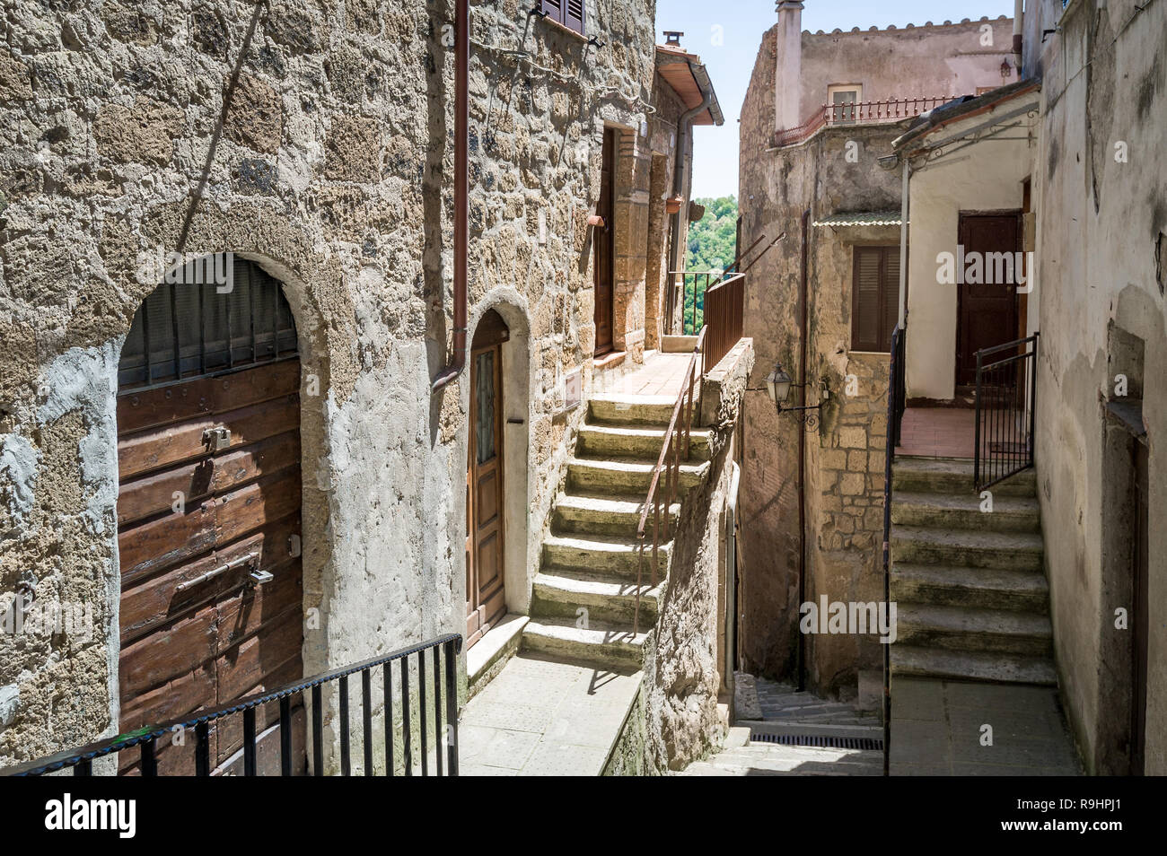 Strade romantiche di Pitigliano città vecchia. Borgo medievale con la rocca del Cassero in provincia di Grosseto, Italia. Foto Stock