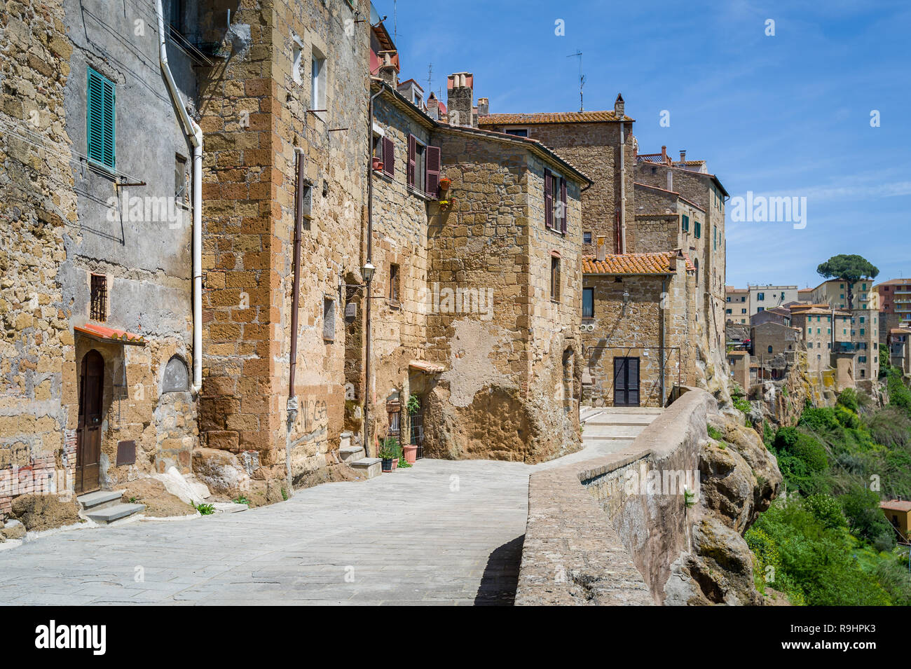 Pareti esterne di edifici e di Pitigliano antica fortezza. Provincia di Grosseto, Italia. Foto Stock