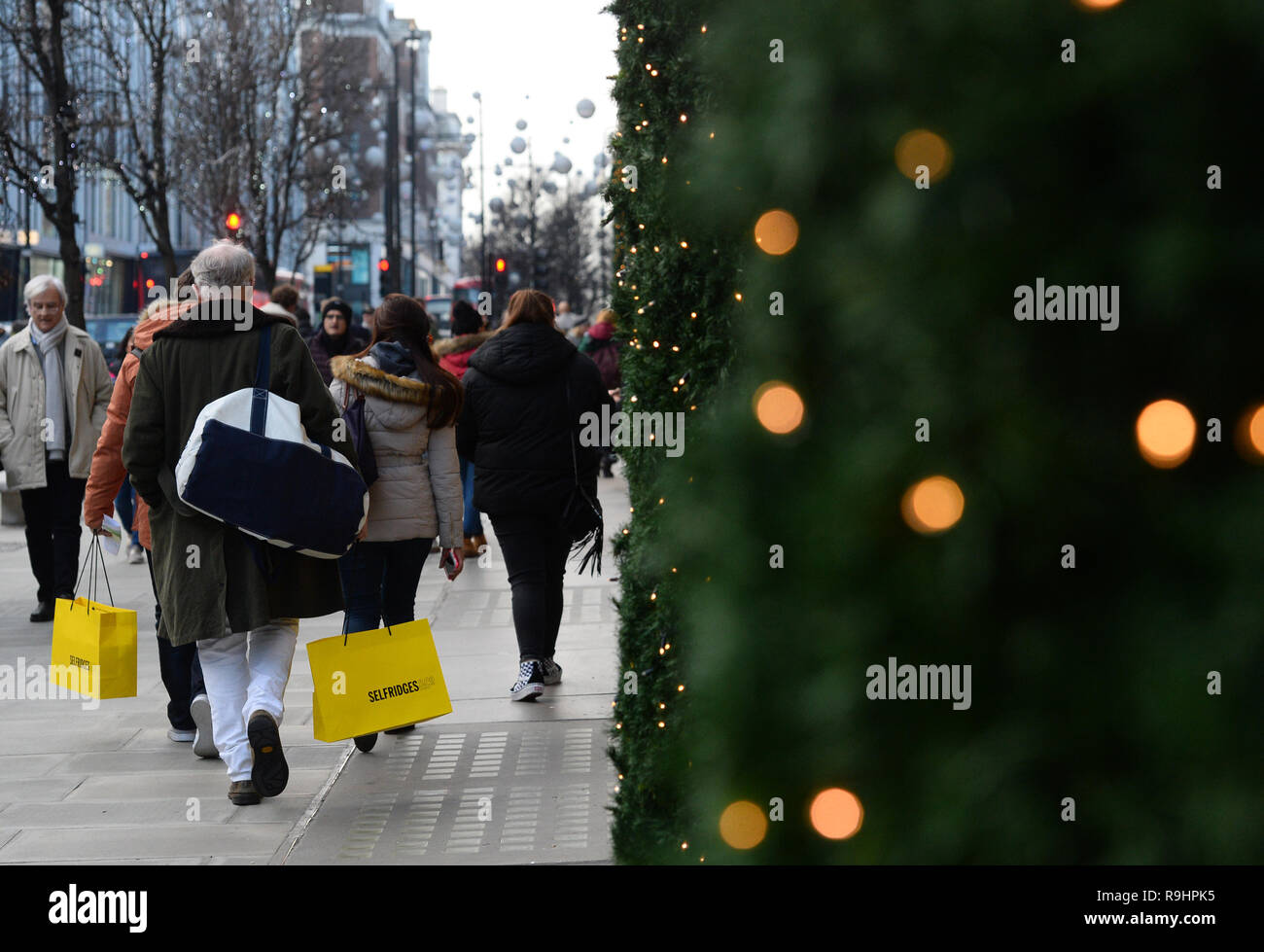 Persone che fanno di last minute shopping natalizio su Oxford Street, Londra. Foto Stock