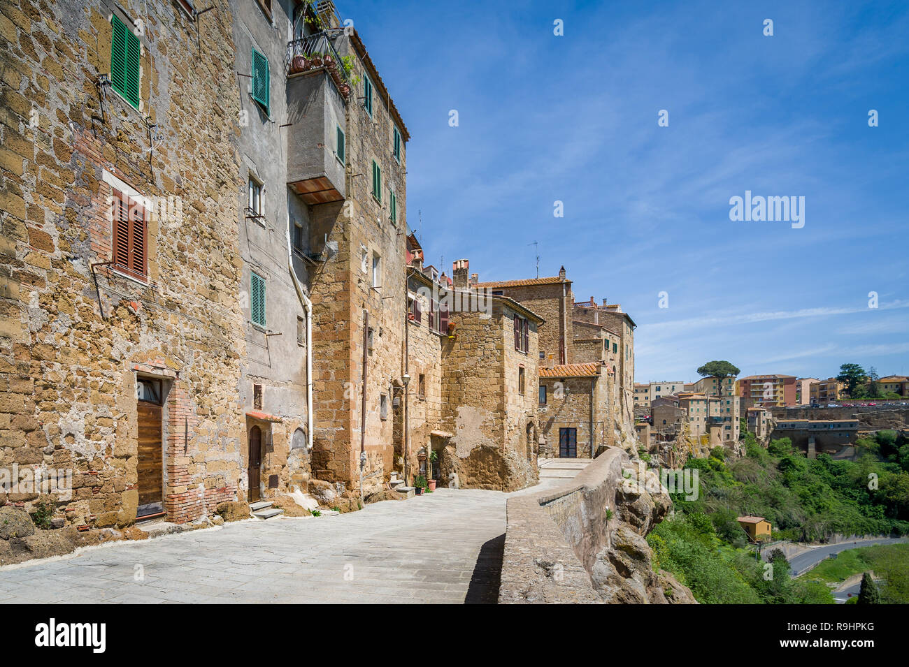 Pitigliano itinerario a piedi intorno alla cittadina medievale con la rocca del Cassero. Toscana, Italia. Foto Stock