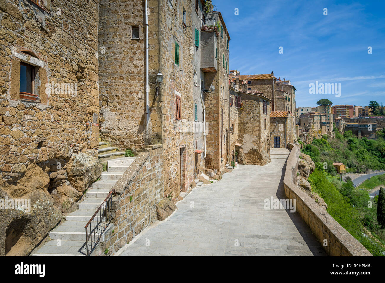 Il vecchio borgo di Pitigliano in case fortezza. Provincia di Grosseto, Italia. Foto Stock