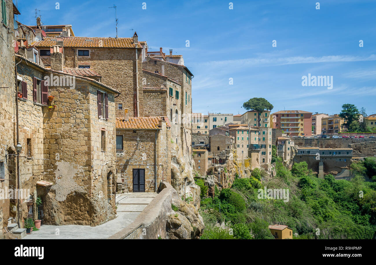 Vista da Pitigliano città vecchia per i nuovi quartieri. Provincia di Gosseto, Italia. Foto Stock