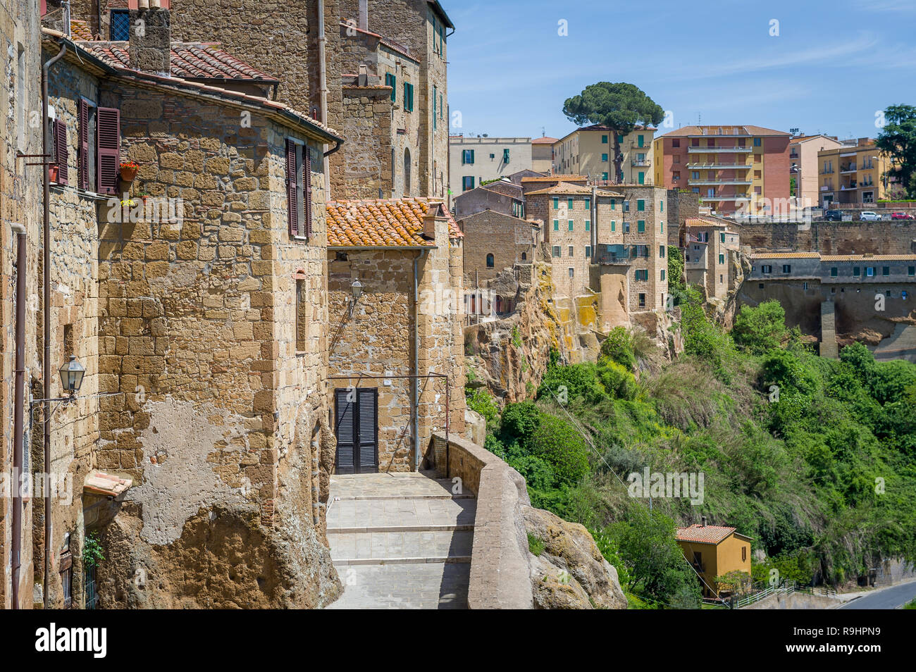 Case medievali a Pitigliano. Fortezza di mura e di vecchi edifici. Toscana, Italia. Foto Stock