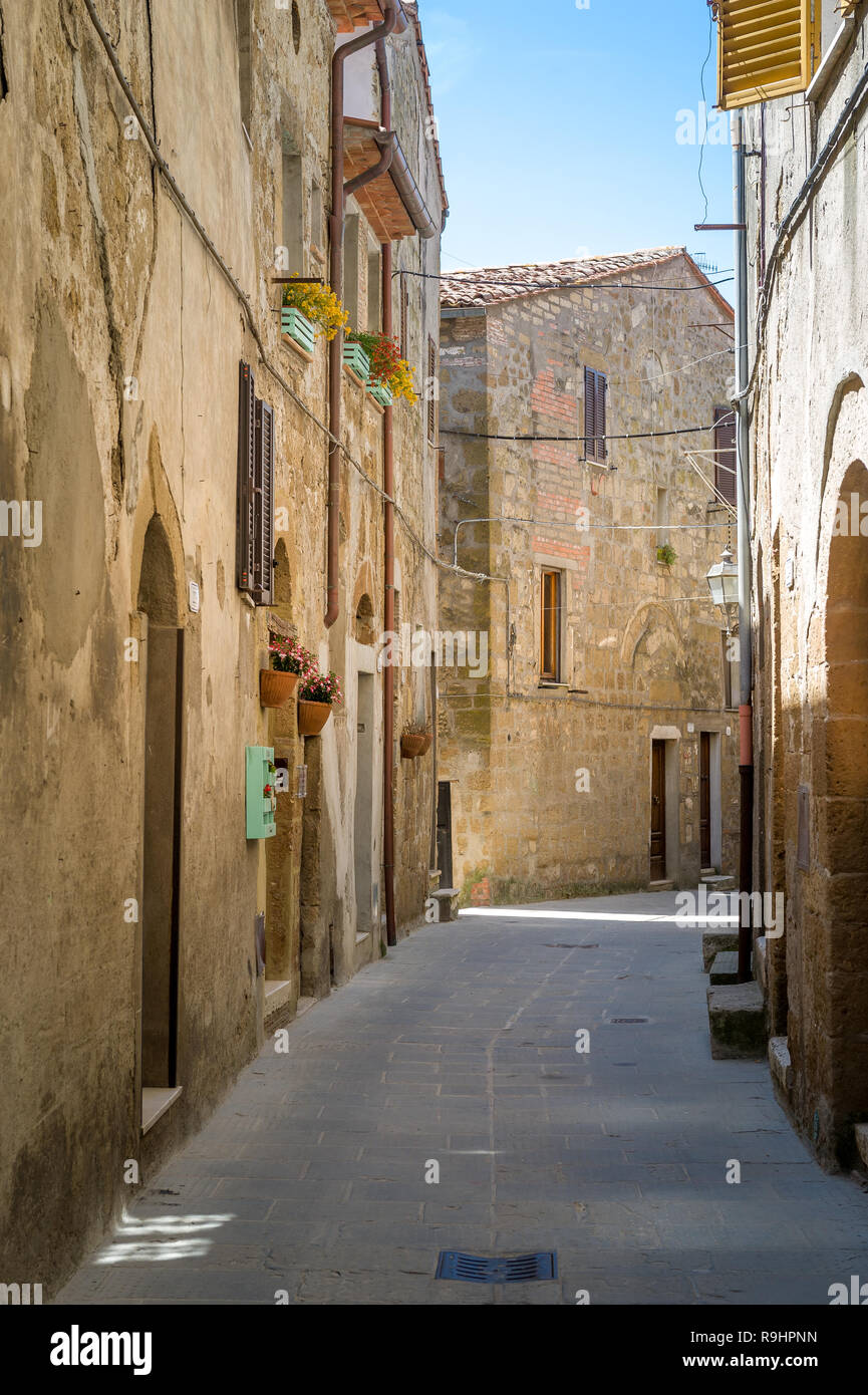 Narro strade di Pitigliano città vecchia. Borgo medievale nella fortezza sulle rocce. Toscana, Italia. Foto Stock