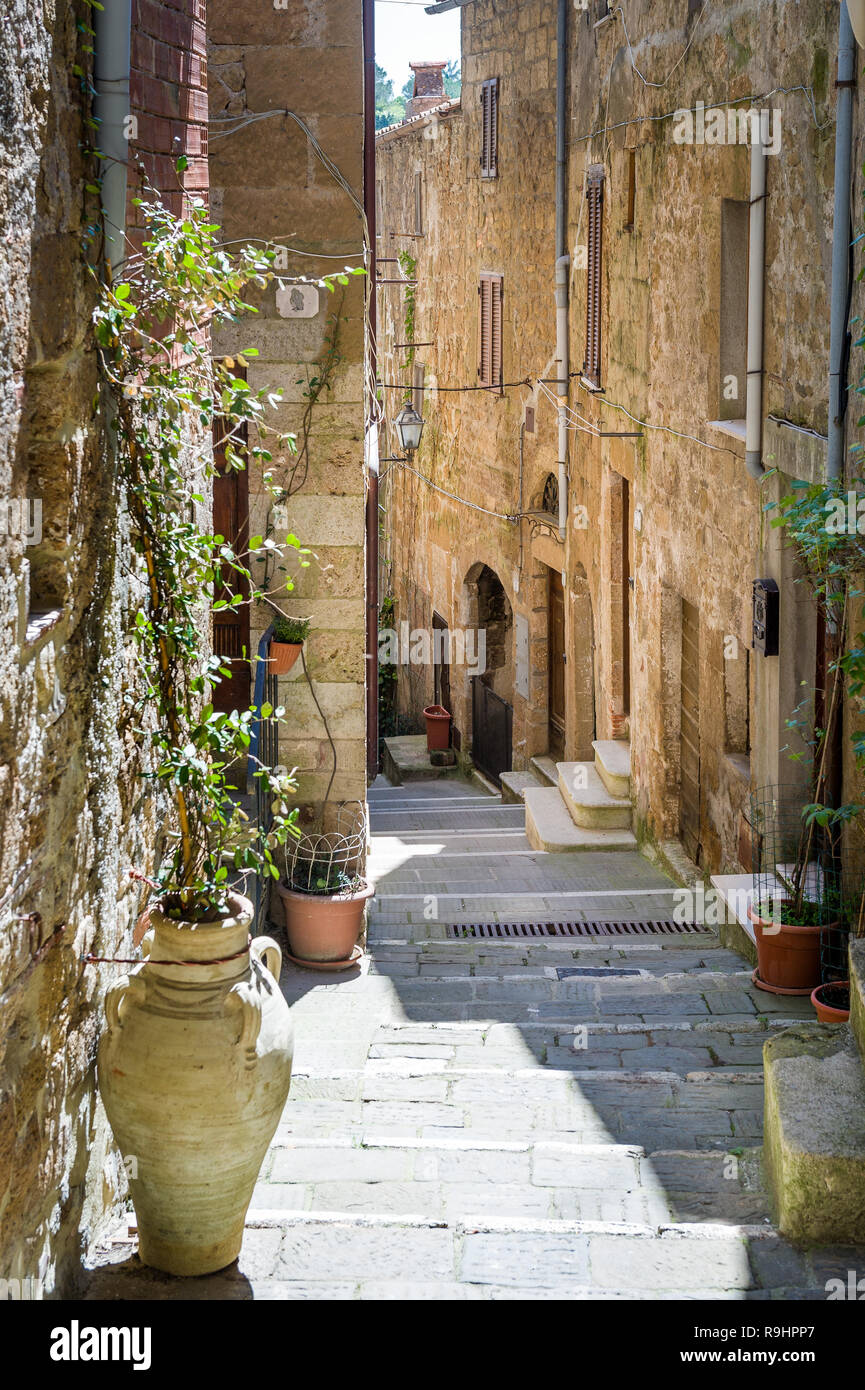 Bellissimo itinerario a piedi della città di Pitigliano - fortezza medievale. Provincia di Grosseto, Italia. Foto Stock