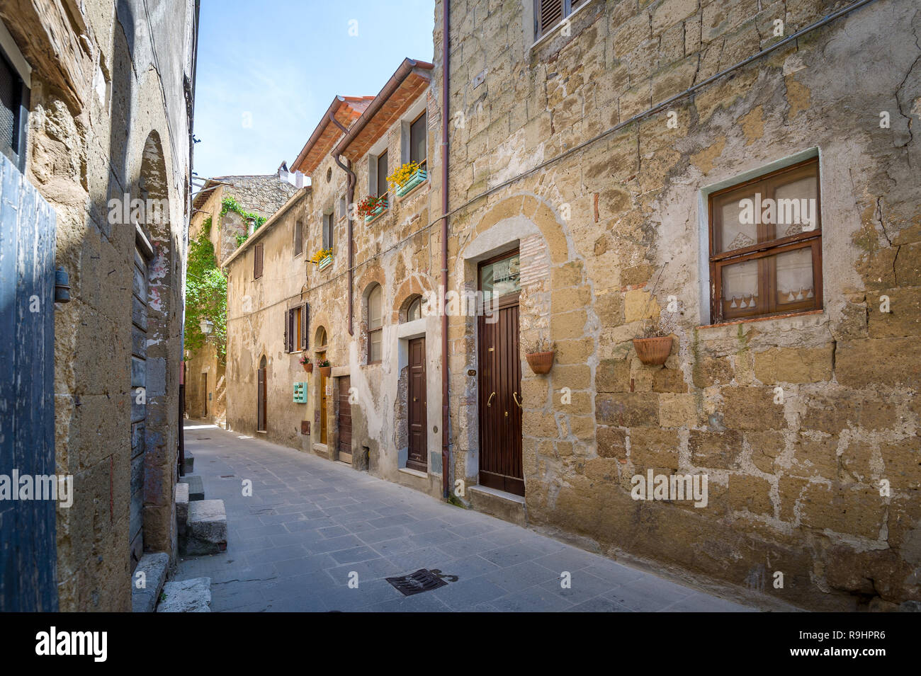 Edifici storici e vuoto street a Pitigliano fortezza. Toscana attrazioni storiche, Italia. Foto Stock
