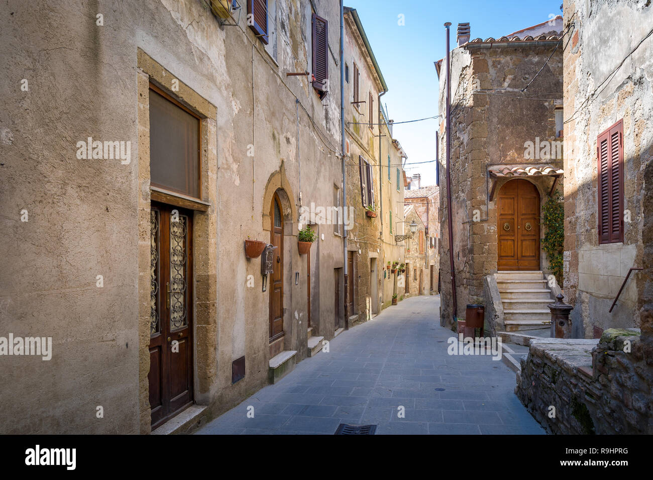 Strada vuota della vecchia fortezza di Pitigliano. Attrazioni storiche dell'Italia, Regione Toscana. Foto Stock