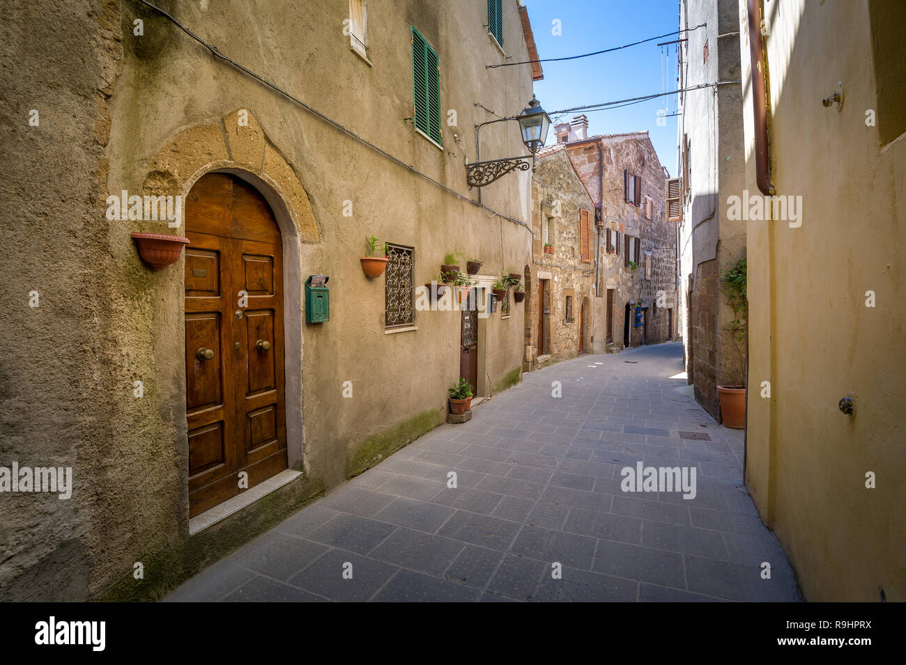 Strette stradine del centro storico di Pitigliano. Empty street e gli edifici storici di pareti. Provincia di Grosseto, Italia. Foto Stock