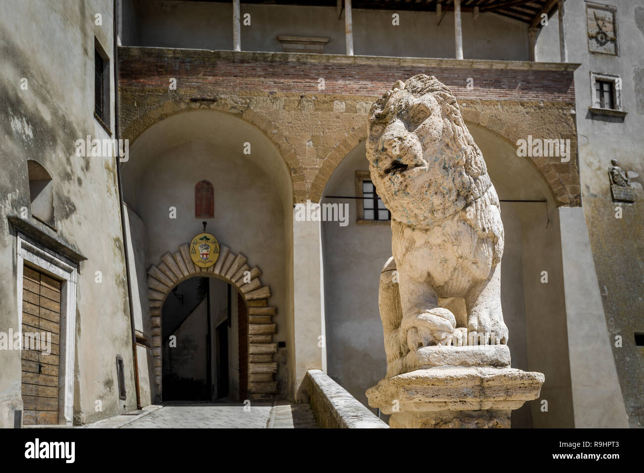 Lion la scultura a Pitigliano città vecchia - turistica popolare stop nella regione Toscana, Italia. Foto Stock
