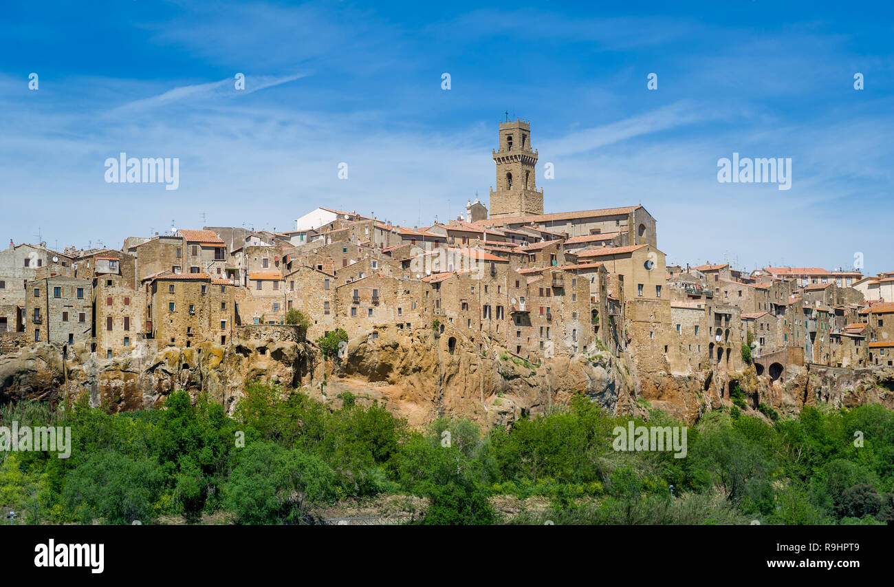 Pitigliano borgo medievale nella fortezza sulla collina vista frontale. Provincia di Grosseto, Toscana, Italia. Foto Stock