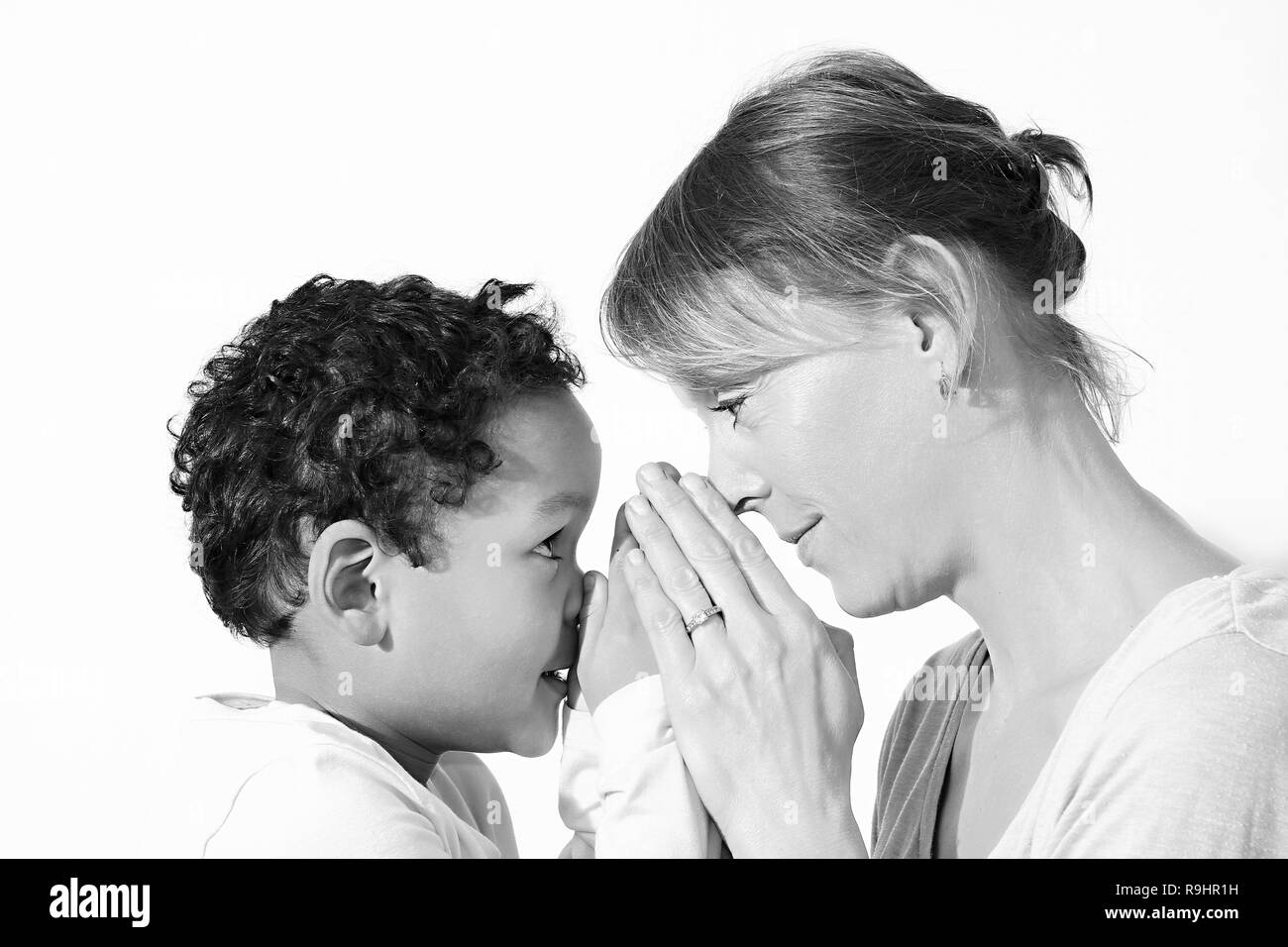Madre e bambino che pregano insieme immagine di scorta e foto di scorta Foto Stock