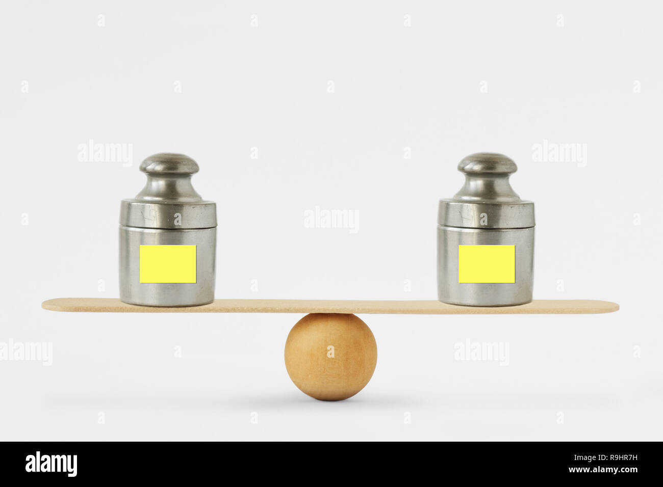 Pesi con carta bianca nota sulla bilancia - Concetto di equilibrio Foto Stock
