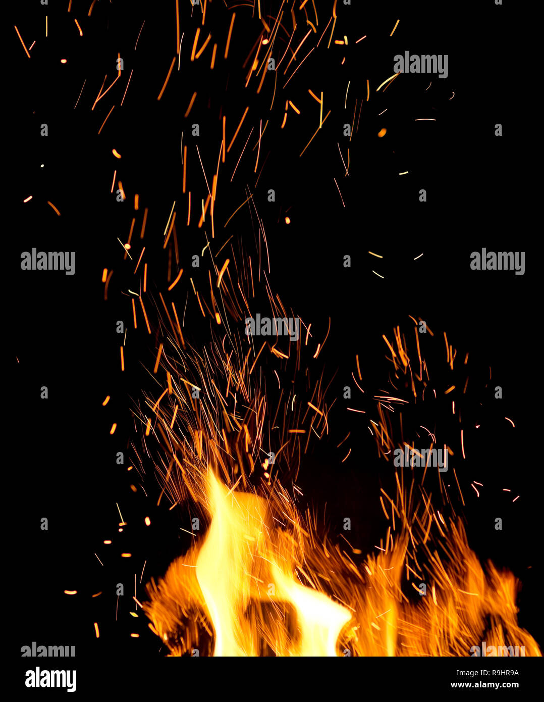 Fiamme di fuoco con scintille su sfondo nero Foto Stock