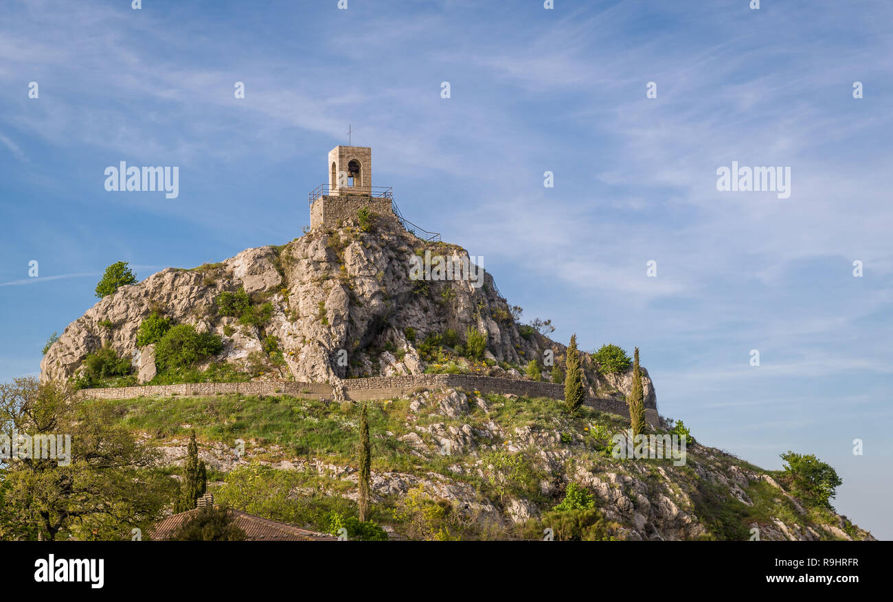 Piccola cittadina sulla roccia con viewpoint. Viaggiare Toscana paesaggio. L'Italia. Foto Stock