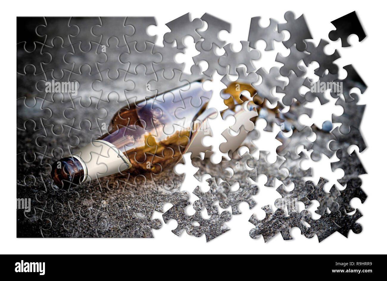 Puzzle di rotto una bottiglia di birra in appoggio sul terreno - liberarsi  dalla dipendenza da alcol - Concetto di immagine - immagine dai toni Foto  stock - Alamy