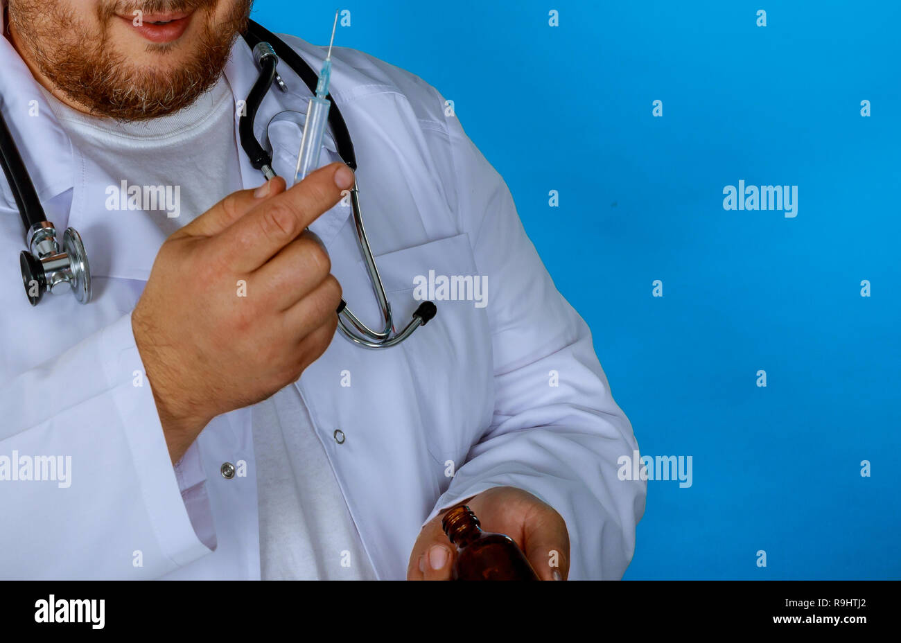 Un infermiere in ospedale si sta preparando a fare una iniezione per il trattamento di un paziente Foto Stock