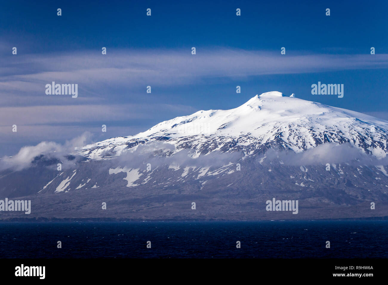 Una vista di Snow capped Mount Akrafjall da una nave da crociera nei pressi di Akranes in Western Islanda, l'Europa. Foto Stock