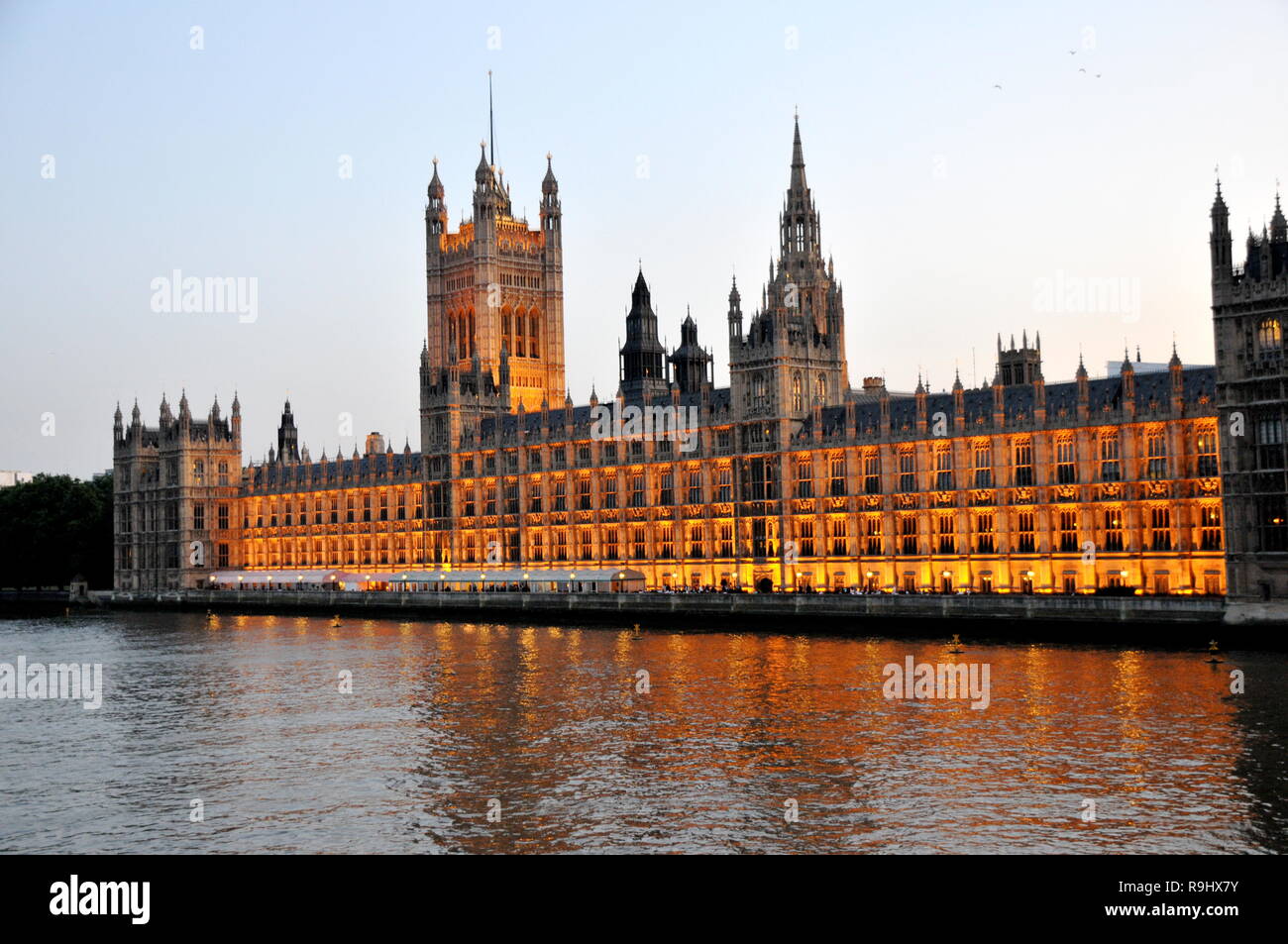 Case inglesi del Parlamento illuminata di notte Foto Stock