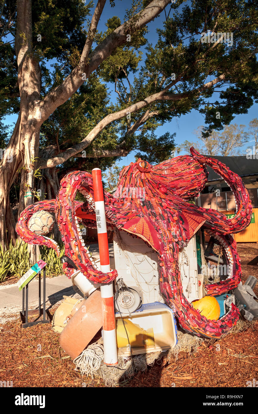 Naples, Florida, Stati Uniti d'America - 23 dicembre 2018: Octavia il polpo scultura fatta di garbage trovati nell'oceano come parte del si è incagliata arte presentano un Foto Stock