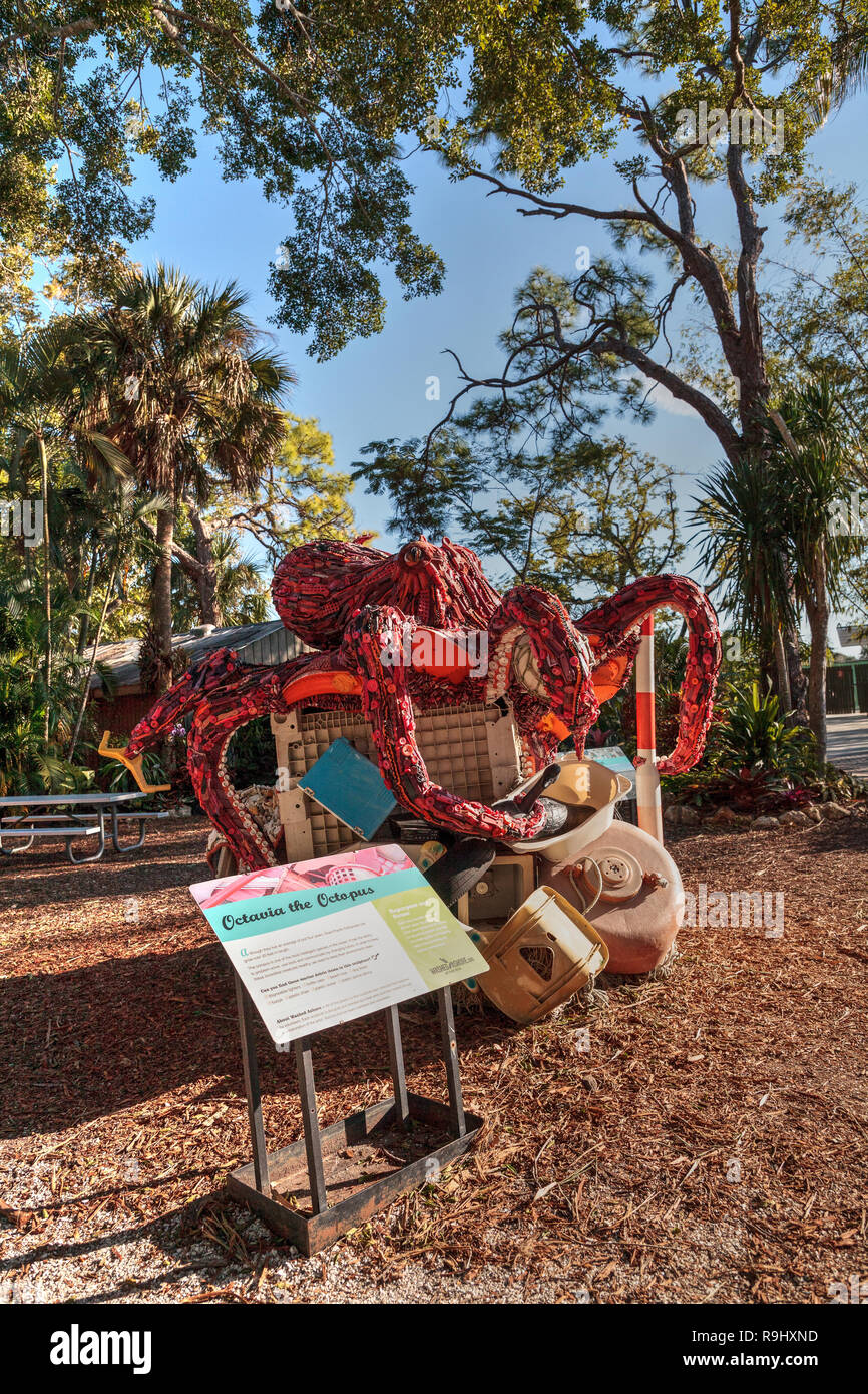 Naples, Florida, Stati Uniti d'America - 23 dicembre 2018: Octavia il polpo scultura fatta di garbage trovati nell'oceano come parte del si è incagliata arte presentano un Foto Stock