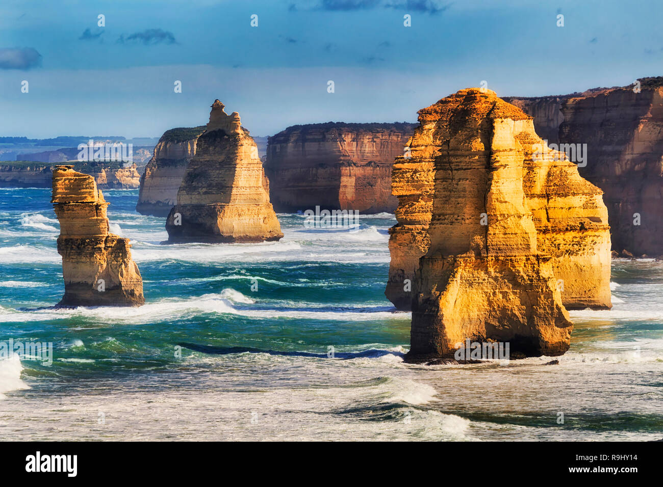 Teleobiettivo Condenced vista di eroso scollegato calcare apostolo rocks in dodici apostoli marina park di Australia, Victoria, su una soleggiata giornata estiva. Foto Stock