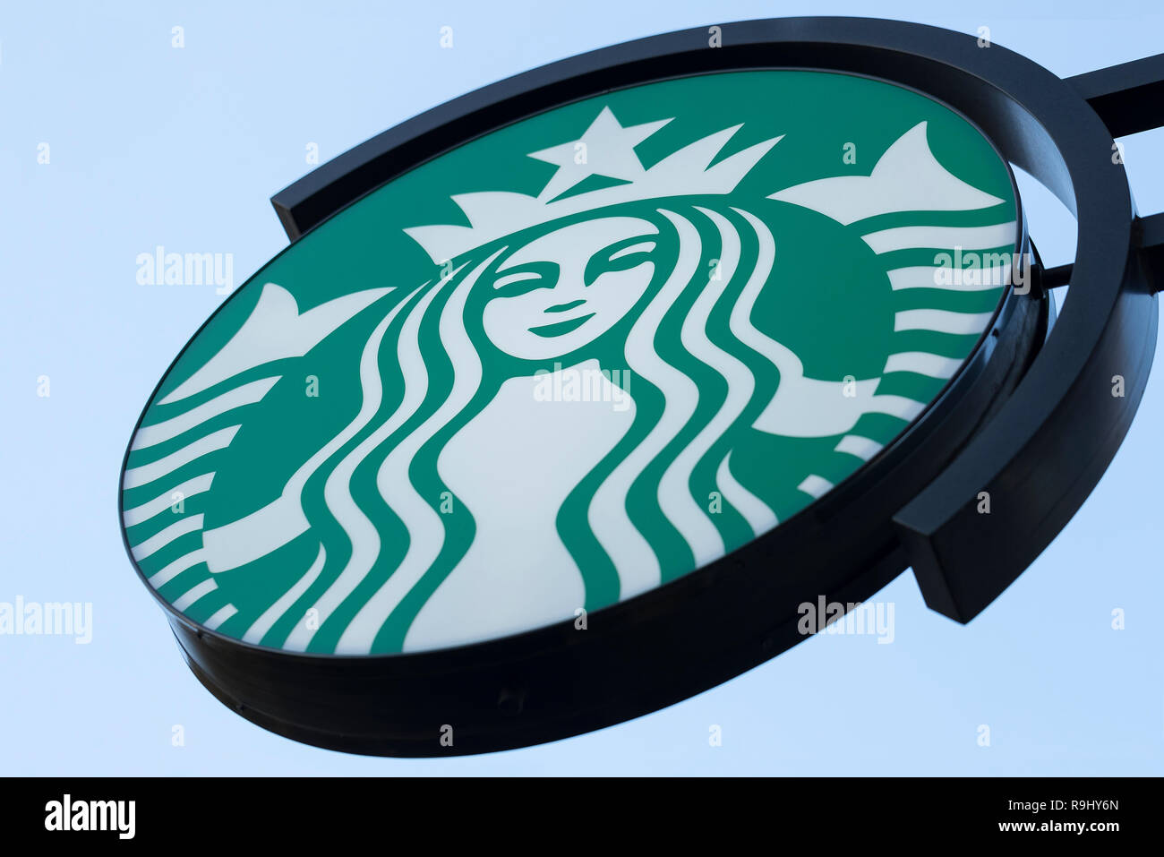 LONDON, Regno Unito - 13 novembre 2018: Starbucks Coffee shop segno fotografato dal soffietto verso il basso Foto Stock