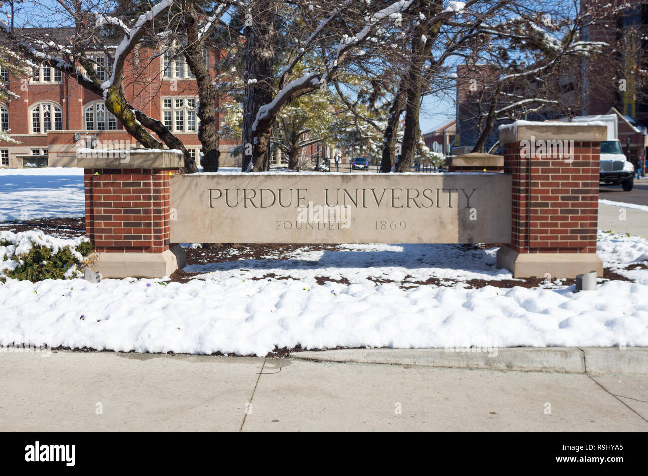 Cartello della Purdue University con neve fuori dalla Memorial Union, dal campus della Purdue University, West Lafayette, Indiana, Stati Uniti Foto Stock