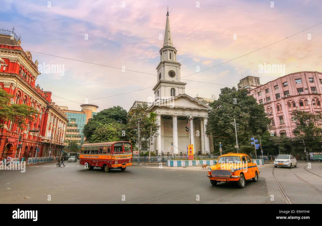 Il traffico della città nella parte anteriore del vecchio St Andrews Kirk (chiesa) a Dalhousie area di Kolkata prima mattinata a sunrise Foto Stock