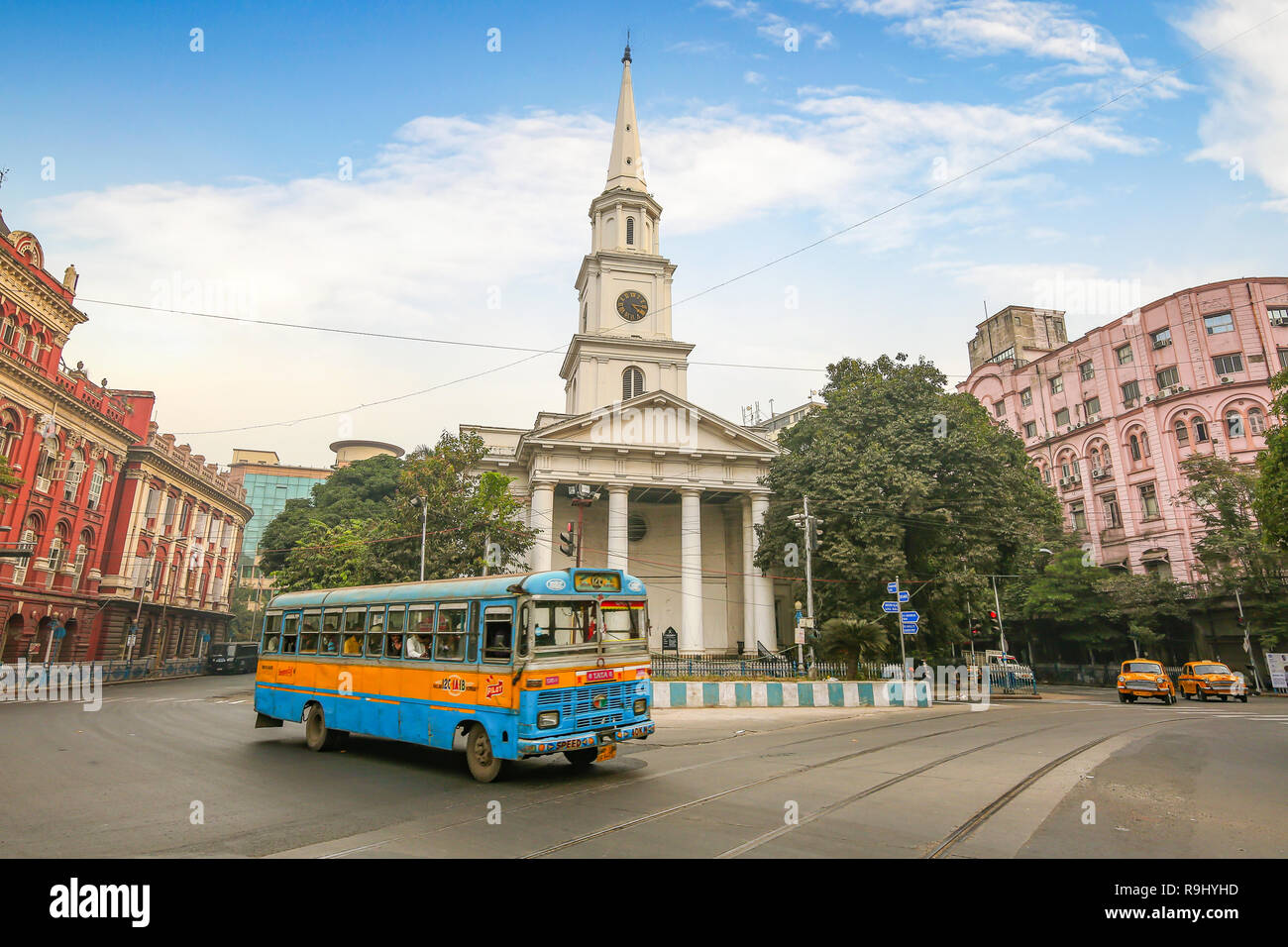 Il traffico della città nella parte anteriore del vecchio St Andrews Kirk (chiesa) a Dalhousie area di Kolkata prima mattinata a sunrise Foto Stock