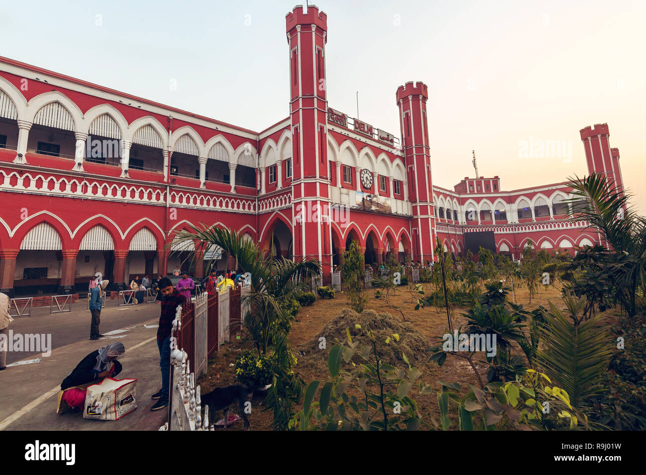 La Vecchia Delhi city stazione ferroviaria Vista esterna con i pendolari a sunrise. Foto Stock