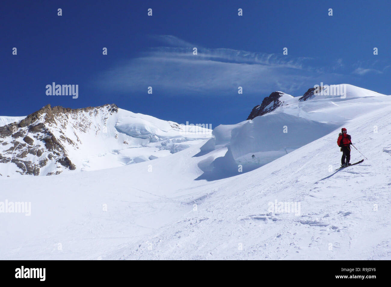 Backcountry rider si ammira la vista del Monte Rosa montagne e ghiacciai nelle Alpi svizzere al di sopra di Zermatt Foto Stock