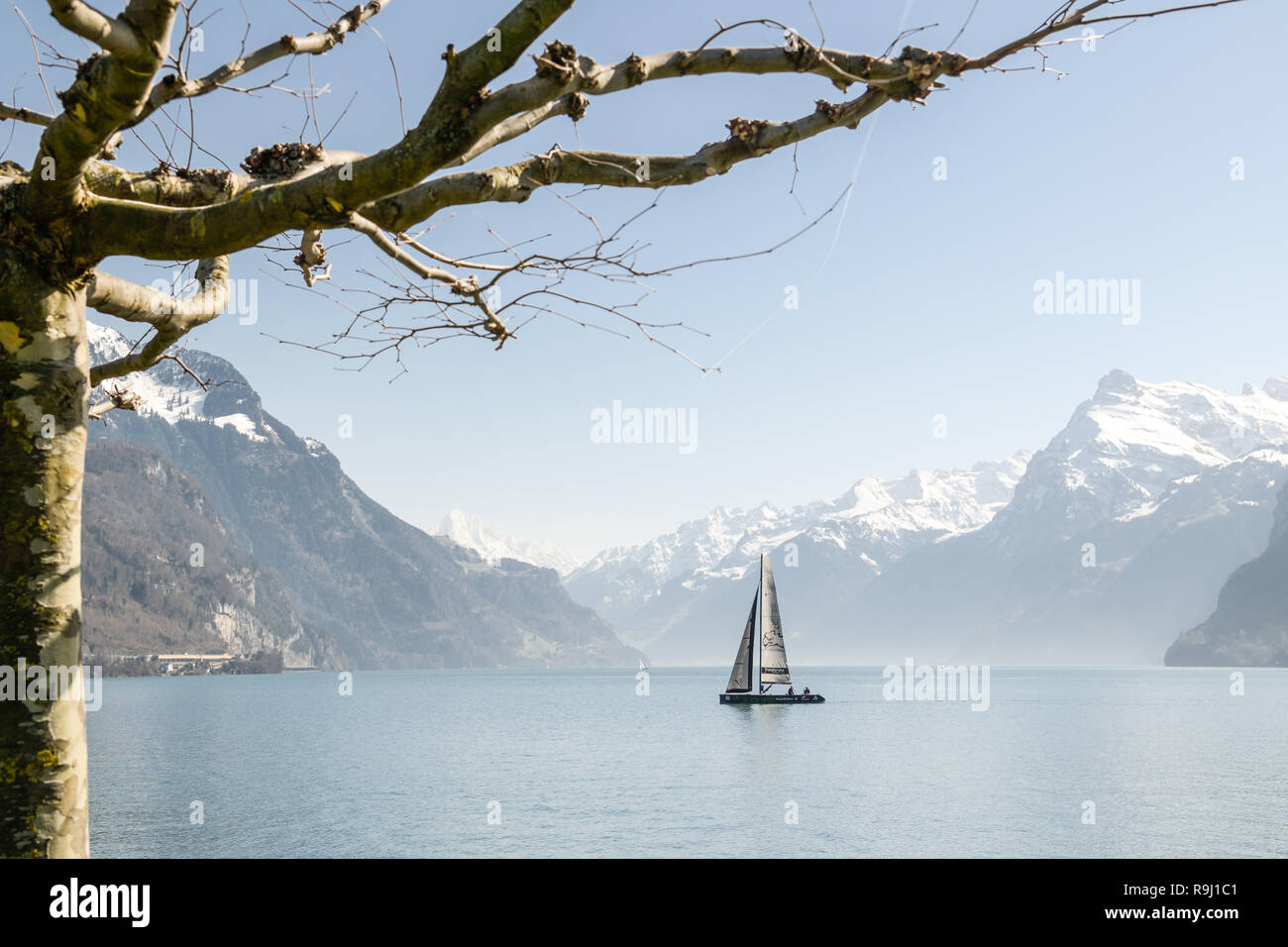 BRUNNEN, Svizzera - Aprile 7, 2018: la piccola barca a vela sul Lago di Lucerna vicino a Brunnen in Svizzera durante la bella giornata di primavera Foto Stock
