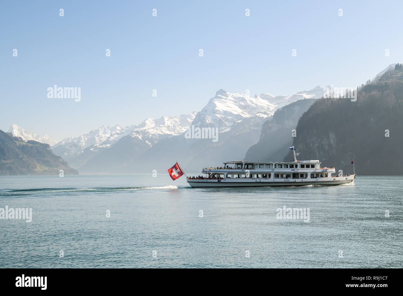 BRUNNEN, Svizzera - Aprile 7, 2018: nave da crociera con i turisti sul Lago di Lucerna vicino a Brunnen in Svizzera durante la primavera 2018 Foto Stock