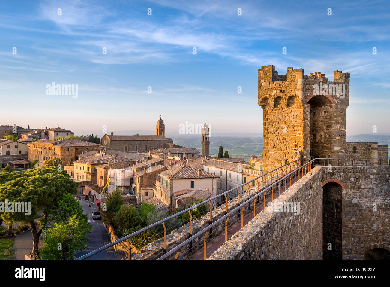 Fortezza Medievale parete vista dalla torre. Montalcino, Regione Toscana, Italia. Foto Stock