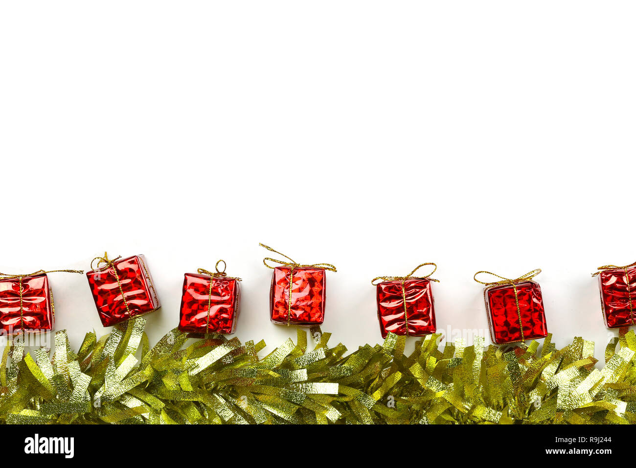 Confezione regalo rossa di decorazione di Natale su sfondo bianco con copia spazio per il vostro design. Foto Stock