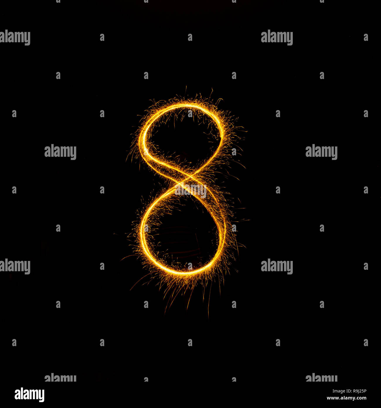 I numeri da 0 a 9 creato utilizzando un sparkler isolati su sfondo nero Foto Stock