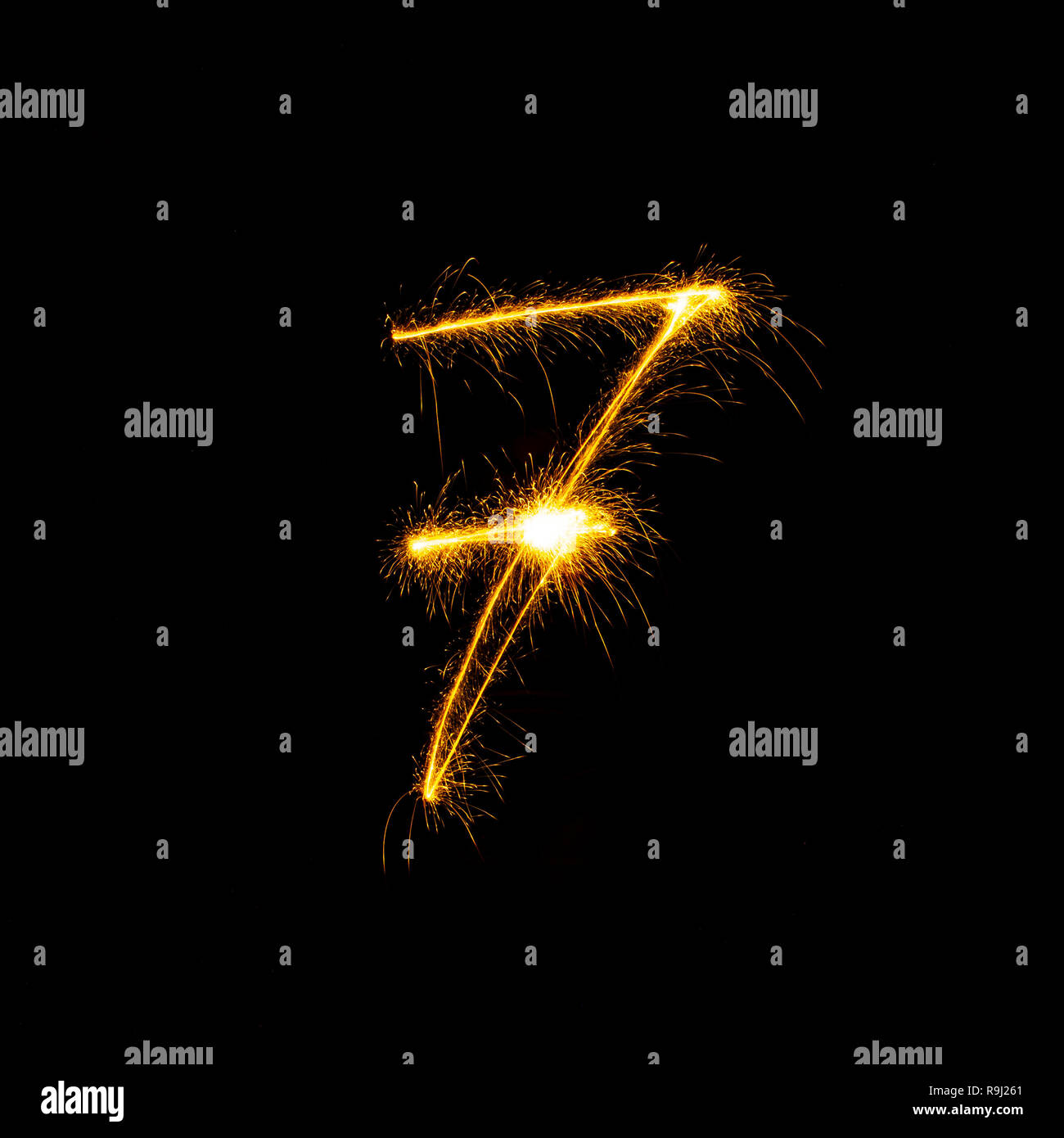 I numeri da 0 a 9 creato utilizzando un sparkler isolati su sfondo nero Foto Stock