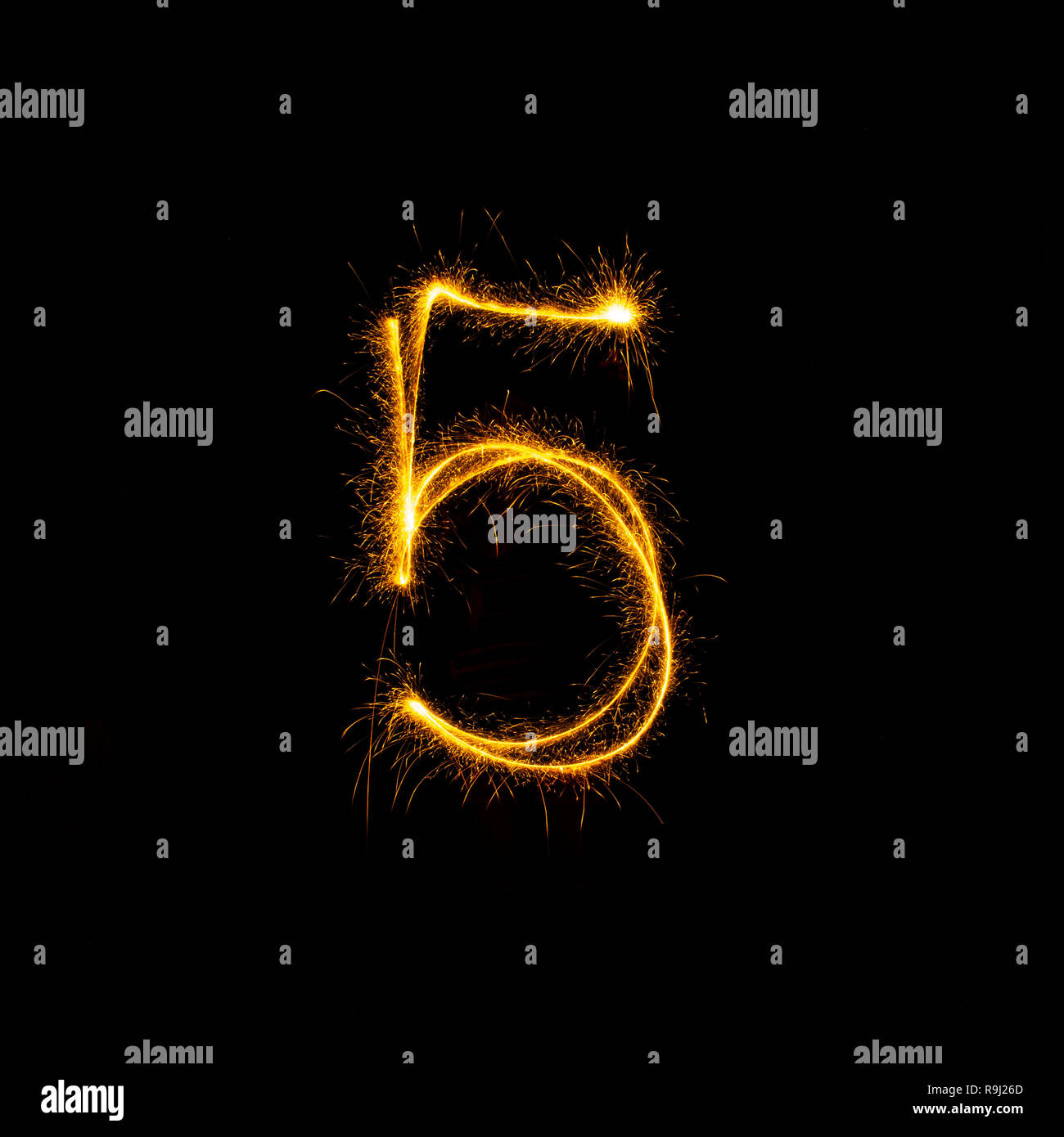 I numeri da 0 a 9 creato utilizzando un sparkler isolati su sfondo nero Foto Stock