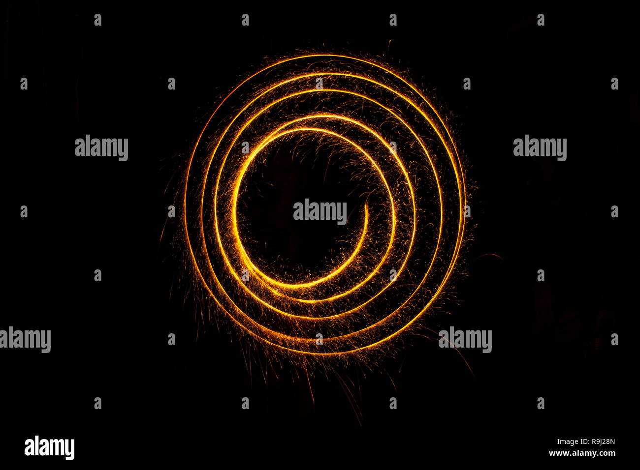 Abstract sparkler fuochi d' artificio luce su sfondo nero. Una lunga esposizione pattern Foto Stock